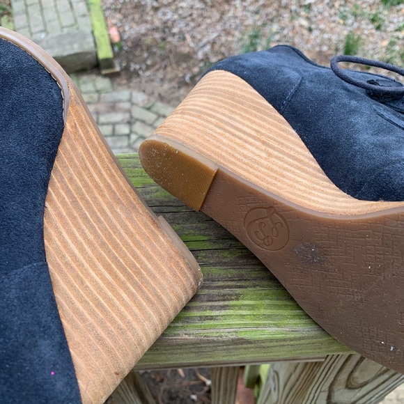 Lucky Brand Moccasin Style Wedge Bootie *Rare* Navy Blue Color - Picture 7 of 8